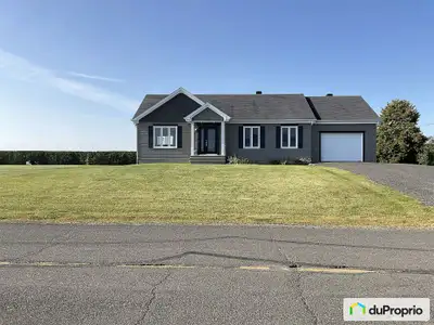 Bienvenue sur cette belle propriété sise sur un grand terrain de 20 000 pieds carrés bordé d'une hai...