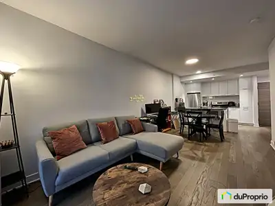 Ce condo est situé à Griffintown, Montréal, avec un grand balcon d'où vous pouvez voir la vue sur l'...