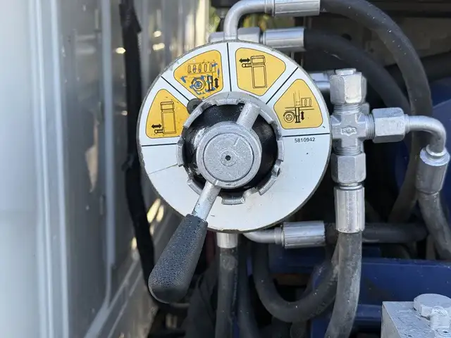 2015 Hino 358 22 Foot Dump Flatdeck with Amco Veba Crane and Air in Heavy Trucks in Regina - Image 24