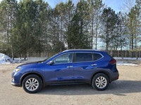 This Nissan Rogue has a powerful Gas 4cyl 2.5 L engine powering this Variable transmission. Power Dr... (image 9)