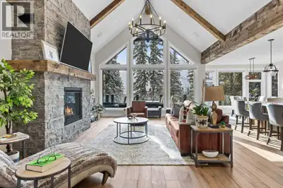 Experience this 3 year old luxurious mountain home located in Silvertip! Nestled in a private locati...