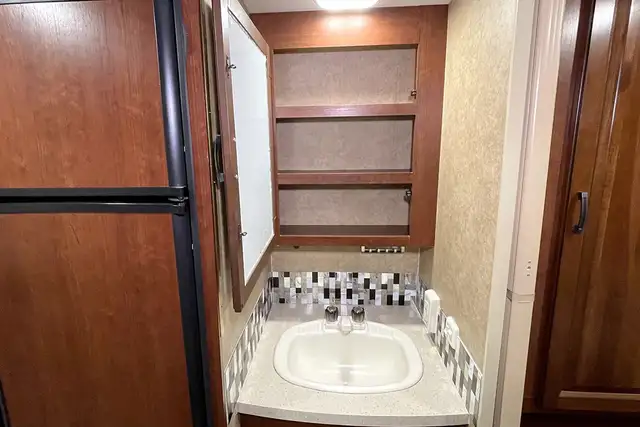 2015 Forest River Lexington 265DS – Pre-Owned Class B+ Motorhome in RVs & Motorhomes in Red Deer - Image 33