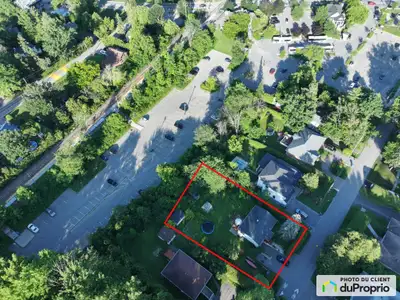 Implantée au coeur de l'aire TOD- Adjacente à la gare de Rosemère, cette propriété représente une op...