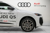 This Audi Q5 boasts a Intercooled Turbo Gas/Electric I-4 2.0 L/121 engine powering this Automatic tr... (image 4)