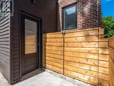 LOWER - 21 BADGEROW AVENUE Toronto (South Riverdale), Ontario