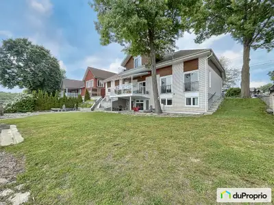 Découvrez cette superbe propriété sur le bord de l'eau avec un immense terrain donnant un accès dire...