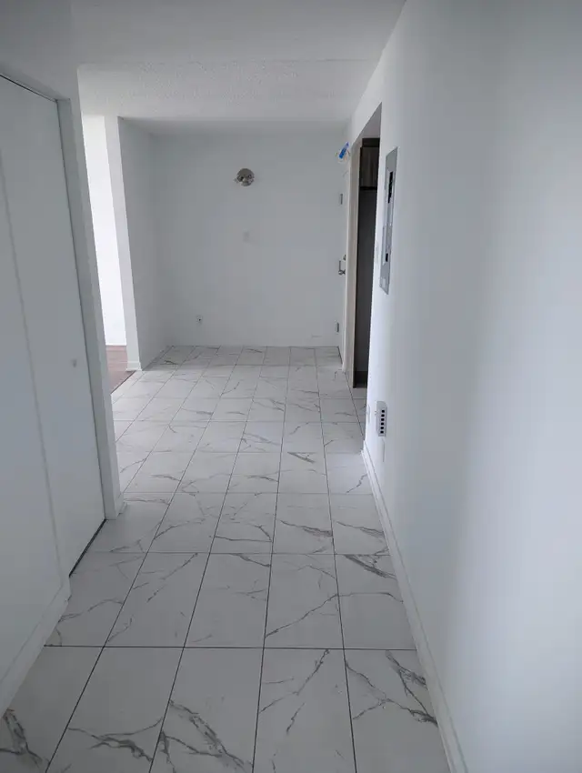 Grand 4 1/2 - Entièrement Rénové - Près des services! in Long Term Rentals in City of Montréal - Image 6