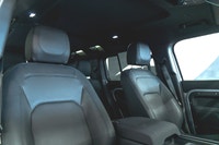 Land Rover Defender 110 P300 S 2023: - Extérieur métallisé HAKUBA et intérieur en cuir noir EBONY -... (image 2)