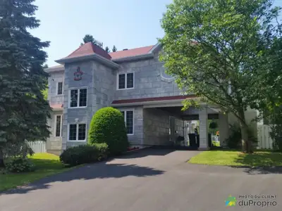 Magnifique cottage très éclairée 4 chambres (possibilité de 5 chambres) avec une cour à faire rêver...