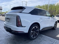 | 55 Curved HD Display | AKG Studio 19-Speaker Audio | Super Cruise Capability | 24 Diamond-Cut Whee... (image 9)