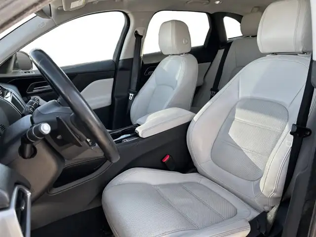2017 Jaguar F-PACE 35t Prestige / AWD in Cars & Trucks in Calgary - Image 13