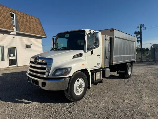2018 Hino 338 in Heavy Trucks in Hamilton - Image 4