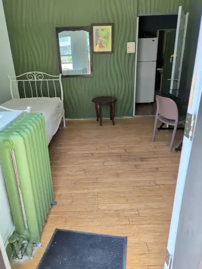 - Chambres à louer - Chaufféeset éclairées - Service de buanderie - Situé sur Boulevard St-Joseph pr...