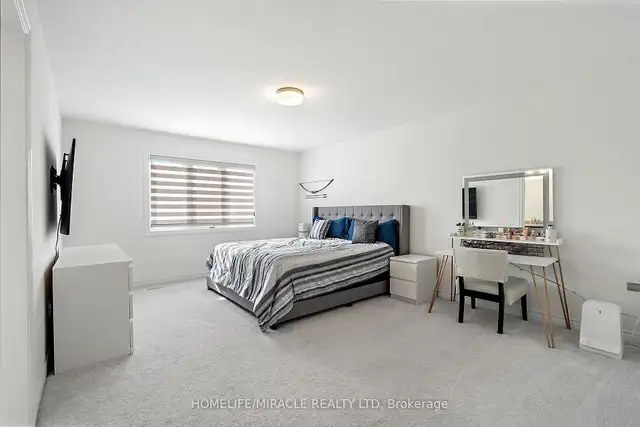 Beautifully upgraded 4-bedroom home in Houses for Sale in Oakville / Halton Region - Image 5