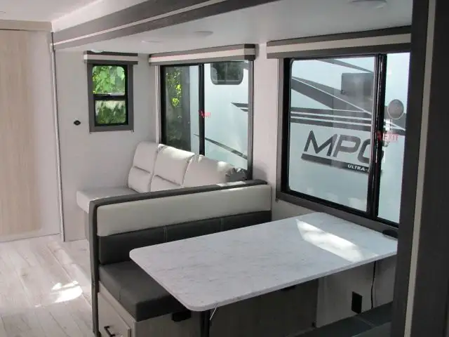 2026 EAST TO WEST DELLA TERRA 261RB-GREAT COUPLES LAYOUT!  in Travel Trailers & Campers in Ottawa - Image 23