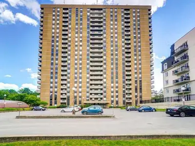 Magnifique condo de coin de 3 chambres à coucher située au 16e étage de l'édifice le Neufchatel avec...