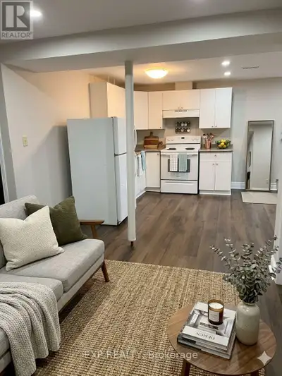 Vivacious Pickering Village! A lovely apartment in a beautiful house close to a historic and cultura...