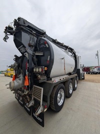 1 Owner 2014 Peterbilt 367 Tri Drive with Tornado Hydrovac F4SL Roots 721 KMS: 174,667 HRS: 21,488 F... (image 4)