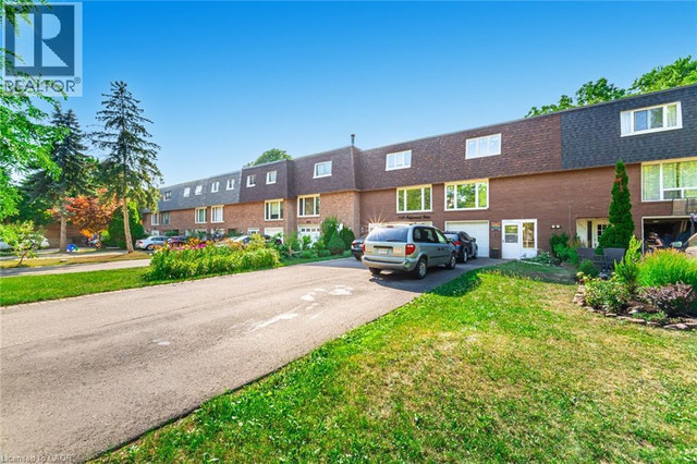 1021 FALGARWOOD Drive Oakville, Ontario in Houses for Sale in Oakville / Halton Region - Image 2