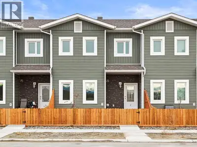Gorgeous townhome built by Whitewater Homes! Inside unit, Easterly-facing backyard & holds a 'Super...