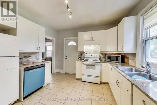8 MADISON AVENUE Hamilton (Gibson), Ontario in Houses for Sale in Hamilton - Image 9