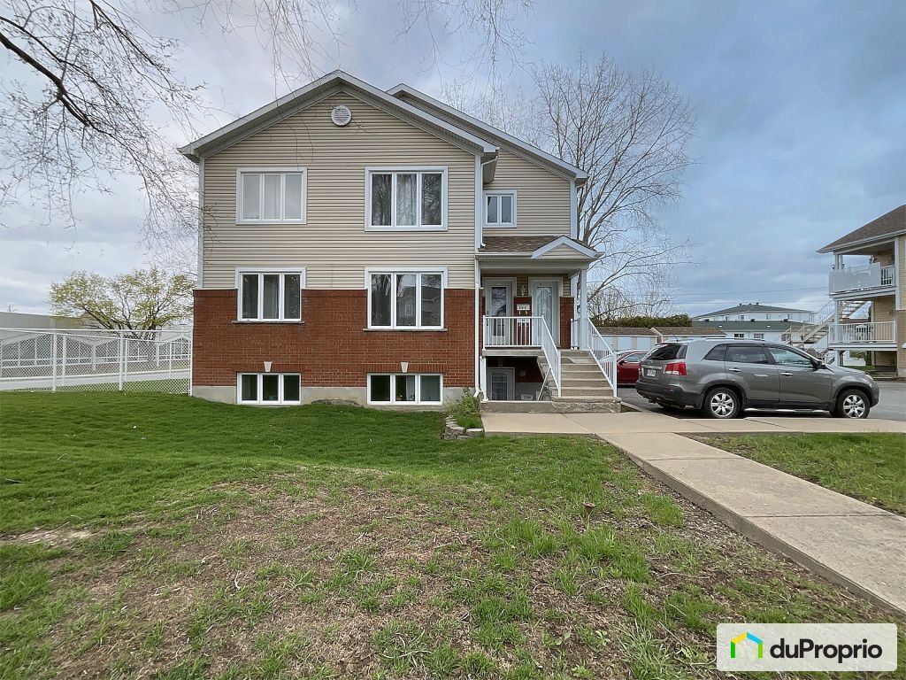 $859,900 - Triplex for sale in Chateauguay — photo 1