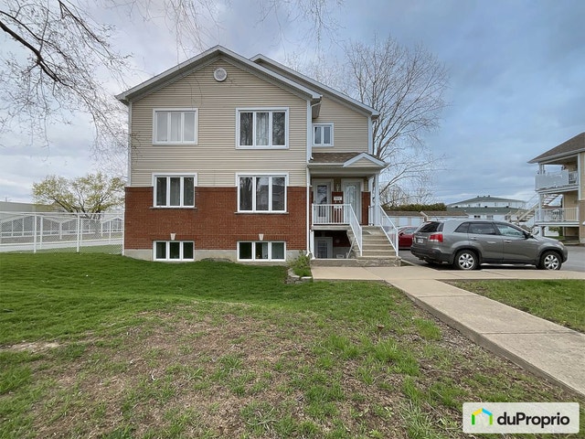 $869,900 - Triplex for sale in Chateauguay — photo 1