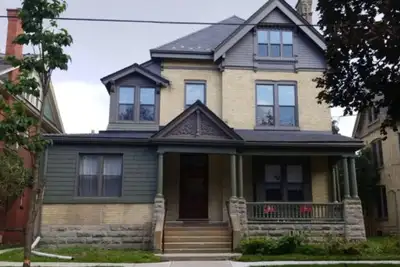 Gorgeous 2 bedroom on Wolfe St - Aug 1st - $1795