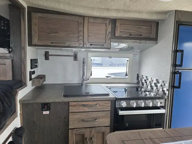 2026 Northern Lite Limited Edition 8-11EXLEWB Face-to-Face Dinet in Travel Trailers & Campers in Penticton - Image 10