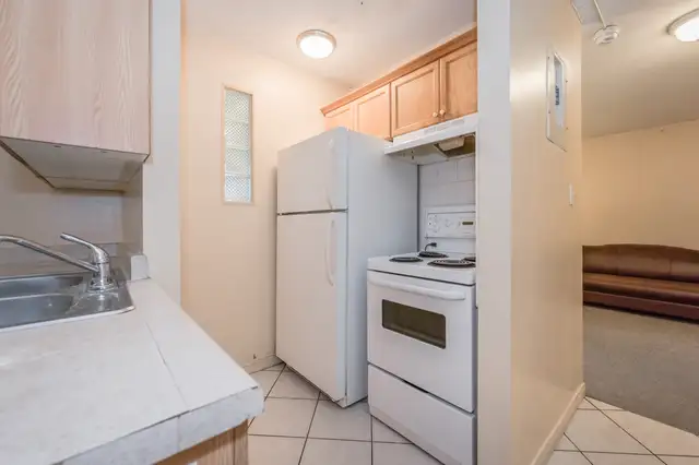 4 Bedroom Student Rooms Steps From Laurier! - $1,000 Gift Card!! in Room Rentals & Roommates in Kitchener / Waterloo - Image 6