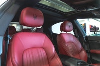 Maserati Ghibli Modena Q4 2022: - Extérieur bleu BLU NOBILE avec intérieur en cuir rouge ROSSO avec... (image 2)