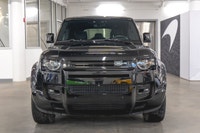 Land Rover Defender 110 P400 X-Dynamic SE 2025: - Extérieur noir métallisé SANTORINI et intérieur en... (image 5)