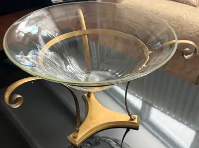 Beau décor d’accent en métal laiton et bol en verre tres classique, de The Bombay Company. ---------...
