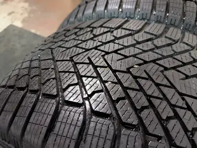 4 take off 315/30/22 285/35/22 PIRELLI scorpion WINTER tires 95 % tread left Dot2024 tread 10/32'' e...