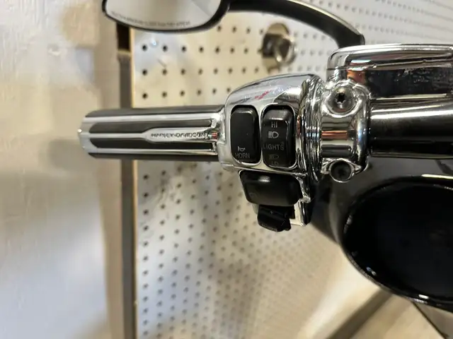 2011 Harley-Davidson Touring CVO STREET GLIDE in Street, Cruisers & Choppers in London - Image 9