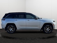 This 2025 JEEP GRAND CHEROKEE SUMMIT 4X4 has the following options Palermo Leather Seats, Dual-Pane... (image 5)