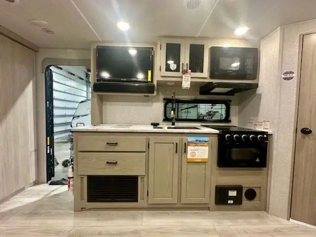 2025 East To West 2475BH in Travel Trailers & Campers in Winnipeg - Image 17