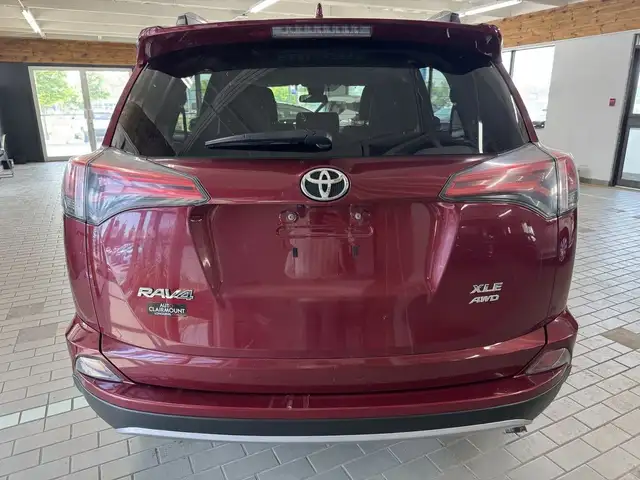 2018 Toyota RAV4 AWD XLE in Cars & Trucks in Longueuil / South Shore - Image 5