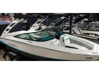 Bienvenue chez Adrenaline Sports Québec ! 2023 Regal LS2 Regal LS2 2023 Bateau Regal LS2 2023Moteur...
