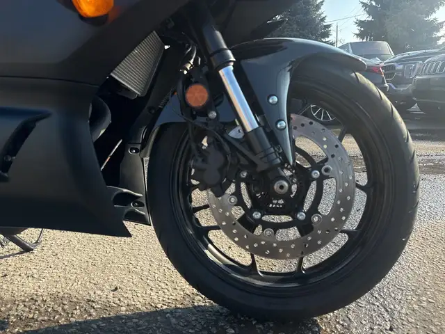 2023 Yamaha YZF-R3 ~ YAMAHA R3 ~ ABS ~ COOL BIKE ~ ONLY 18KMS ~ in Street, Cruisers & Choppers in City of Toronto - Image 10