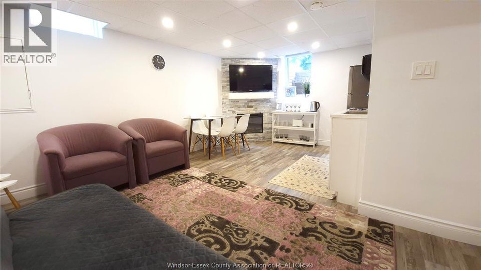 265 GERALDINE CRESCENT Unit# LOWER Windsor, Ontario 5