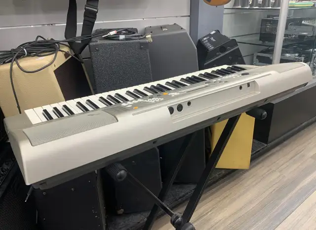 Yamaha PSR-E313 Electric Keyboard in Pianos & Keyboards in City of Toronto - Image 5