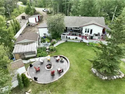 Welcome to your 4 season lakefront retreat, tucked away on a quiet cul-de-sac just 15 mins from St....