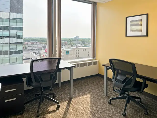 Office space for rent for 4 persons in Royal Bank Building in Commercial & Office Space for Rent in Regina - Image 3