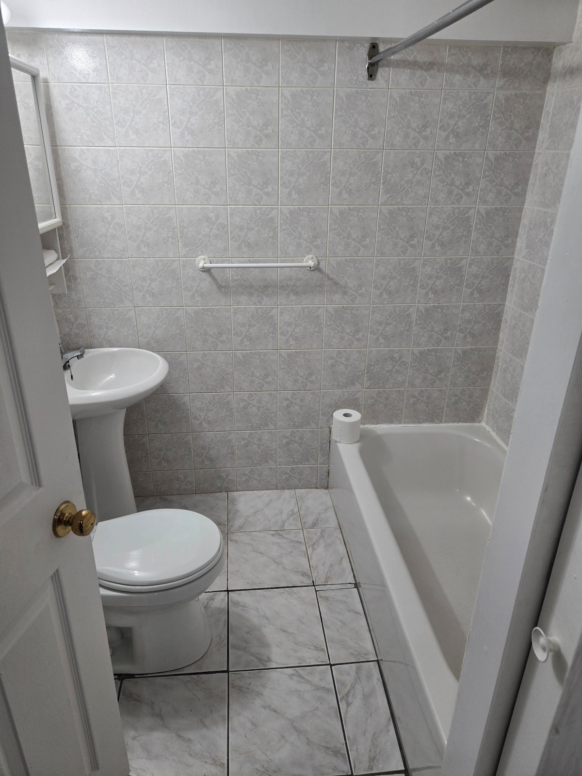 Downtown 2 Bedroom, Heat and Hot Water Included — photo 3