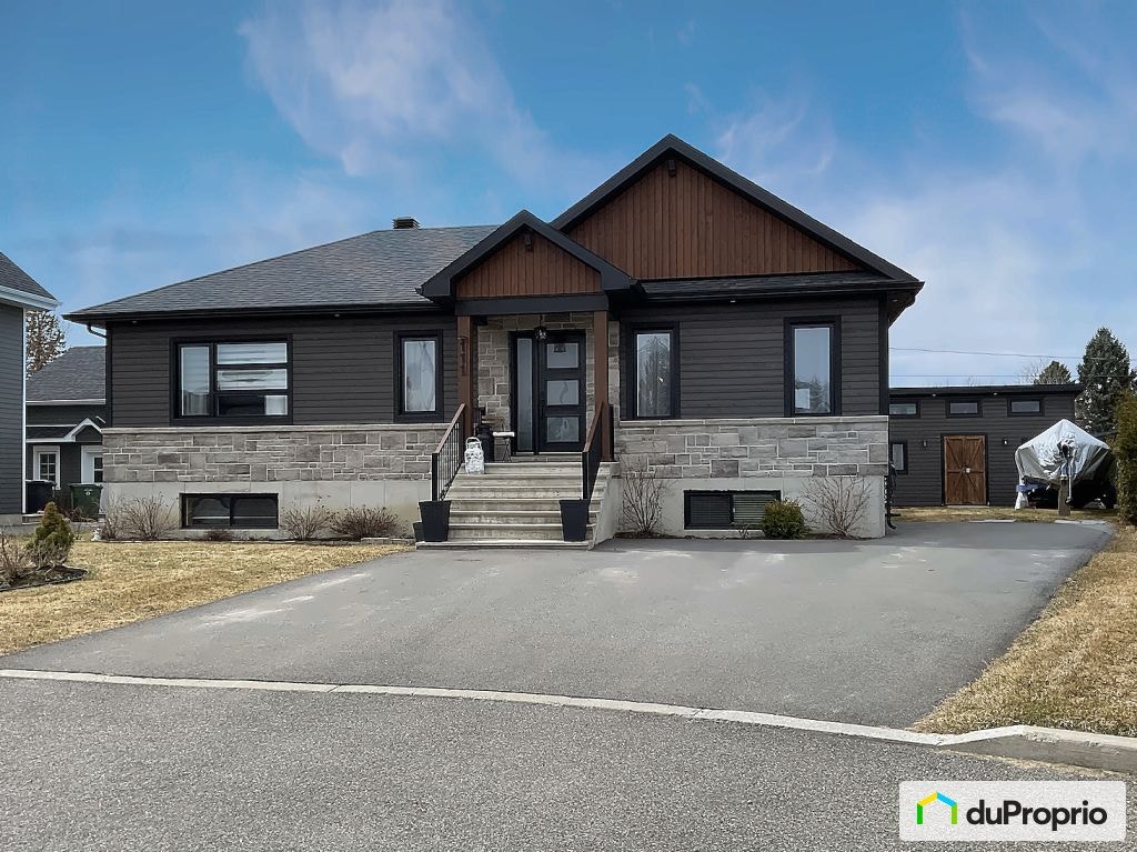 $659,000 - Bungalow for sale in St-Damase — photo 1