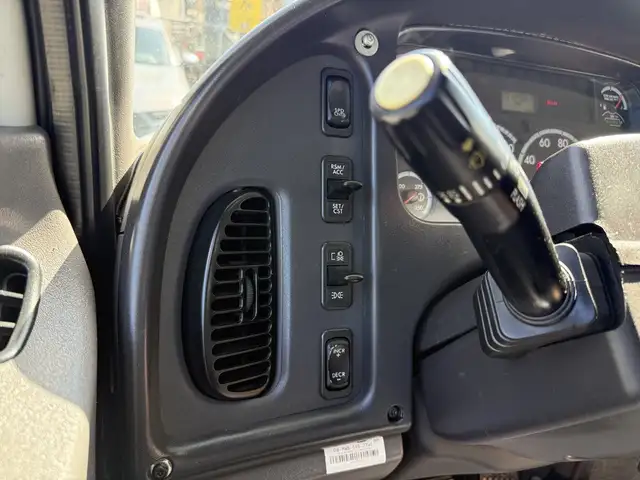 2015 Freightliner M2 106 24 Foot Hydraulic Brake Cube Van with P in Heavy Trucks in City of Toronto - Image 39