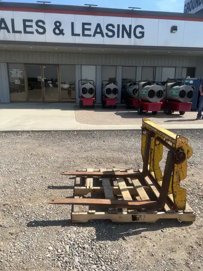 44" Forks, 42" Carriage, 21" between lugging, 11 ¾" from bottom of circle to top of arch, 1 ½" thick...