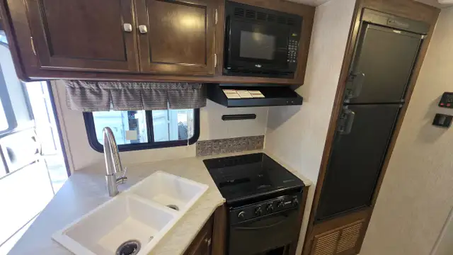 2018 Heartland Wilderness 3250DS in Travel Trailers & Campers in St. Albert - Image 13