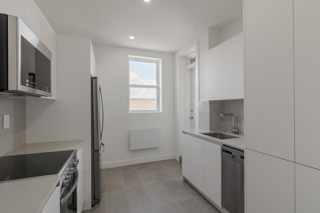 4870 Queen Mary Road — photo 1